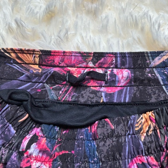 Lululemon Dark Floral Running Shorts Built-In Liner Zip Pocket Size 6 - Picture 4 of 5